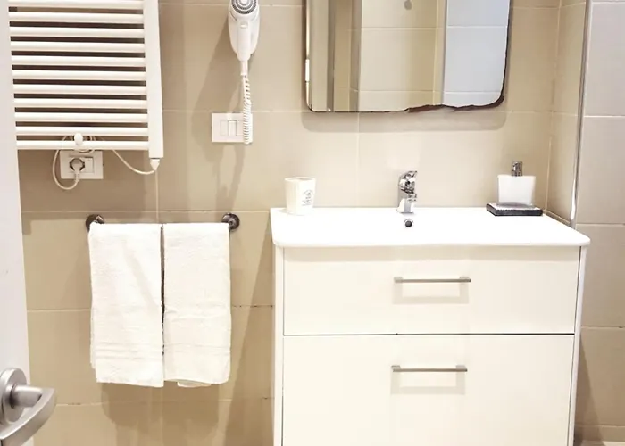 Dea בית הארחה 2*